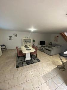 een woonkamer met een tafel en een bank bij Le Glatigny in Le Havre