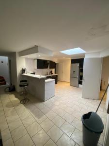 een lege kamer met een keuken en een aanrechtblad bij Le Glatigny in Le Havre +4 foto's