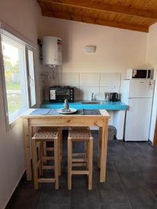 eine Küche mit einem Holztisch und Stühlen in der Unterkunft Freedom in Miramar