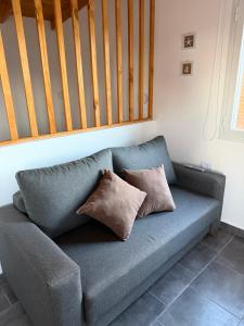 eine blaue Couch mit zwei Kissen in einem Zimmer in der Unterkunft Freedom in Miramar