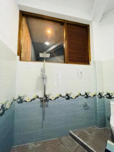 une salle de bain avec toilettes et fenêtre dans l'établissement Wood Palace Ella, à Ella 65 autres photos