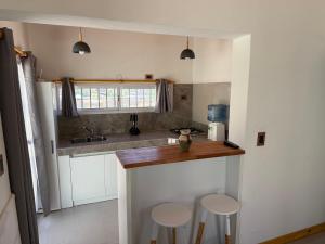 een keuken met twee krukken aan een aanrecht bij El Cerrito in Las Heras