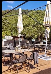 un gruppo di tavoli e sedie con ombrelloni bianchi di Rhein Lahn Hotel a Lahnstein