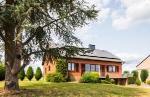 a brick house with a tree in front of it at L'Echappée Belle in Beauraing