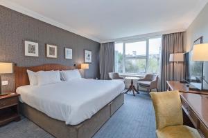 Giường trong phòng chung tại Winchester Wessex Hotel by Sunday