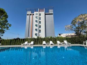 Swimmingpoolen hos eller tæt på Premier Luxe Hotel โรงแรมพรีเมียร์ลักซ์