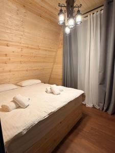 een slaapkamer met een bed met twee kussens erop bij WinterFell Mestia in Mestia