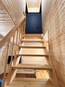 een trap in een huis met een blauwe deur bij WinterFell Mestia in Mestia