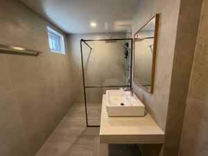 Et badeværelse på Hidden Haven Resort Koh Lanta + 17 billeder