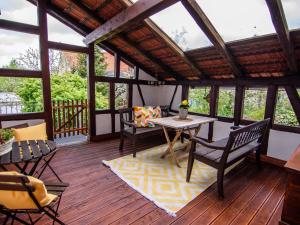a screened in porch with a table and chairs at Apartment Appartement mit Terrasse by Interhome in Bracht