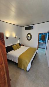 una camera da letto con un letto grande in una stanza di Los Papyrus a Bahia