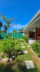 un giardino con piante e un edificio di Los Papyrus a Bahia