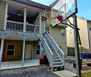 un canestro da basket davanti a una casa di St Joseph's Tavern a Dacula Altre 11 foto