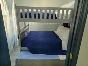 un letto a castello con piumone blu in una camera da letto di St Joseph's Tavern a Dacula