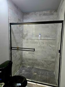 una doccia con una porta in vetro in un bagno di St Joseph's Tavern a Dacula