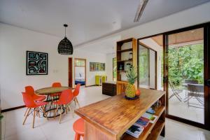 una cucina e una sala da pranzo con tavolo e sedie di Villa Wolaba a Puerto Viejo