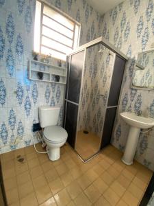 Phòng tắm tại Açaizeiro Hostel