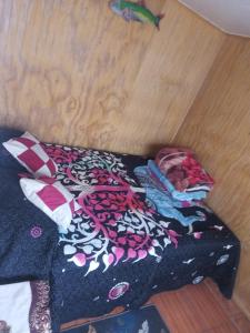 un letto con un piumone bianco e nero sopra di Papudo Riquelme 878 a Papudo