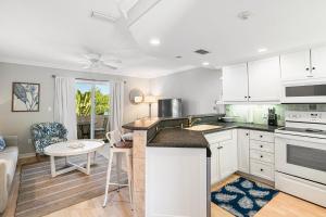 een keuken met witte kasten en een aanrechtblad bij Terrace Condo 6 in Holmes Beach