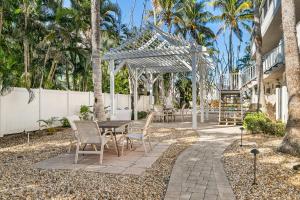 een terras met een tafel, stoelen en bomen bij Terrace Condo 6 in Holmes Beach