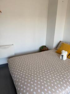 ein Schlafzimmer mit einem Bett, auf dem ein Teddybär liegt in der Unterkunft Peacefully place in Chelles