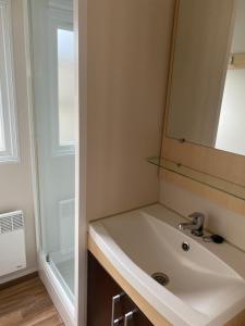 Et badeværelse på Charmant Mobilhome + 1 billede