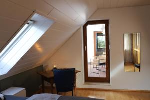 een kamer met een bed, een tafel en een raam bij Bühler Blick in Bühl