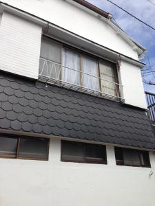 dom z czarnym dachem w obiekcie Keys House w Tokio