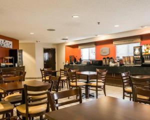 een restaurant met tafels en stoelen en een bar bij Sleep Inn Pelham Oak Mountain in Pelham