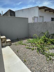a yard with a fence and a building at Casa Jardim dourado in Porto Belo