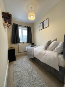 ein Schlafzimmer mit einem Bett und einem Fenster in der Unterkunft 4 bed house perfect for contractors in Coseley