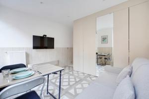 een woonkamer met een tafel en een bank bij Studio cosy - 2P - Bercy in Parijs +4 foto's