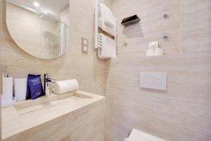 een badkamer met een wastafel en een spiegel bij Studio cosy - 2P - Bercy in Parijs