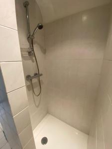 un bagno con doccia con porta in vetro di Nivekerke 8 Nieuwmunster De Haan, 3-bedroom holiday house for 4 to 6 people, between Wenduine, 1 km, and De Haan, 2 km, 500 meters from the beach,15 min from Bruges, Ostend and Knokke, fenced garden, bed linen and towels provided, pet allowed, on demand a Zuienkerke Altre 32 foto