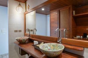 a bathroom with two sinks and a large mirror at PingChan Koh Phangan Beachfront Resort in Thong Nai Pan Yai