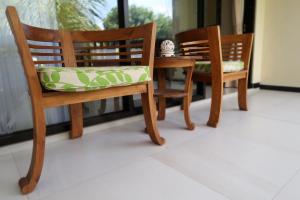 two chairs and a table in a room at Bali Reef Divers Tulamben in Tulamben