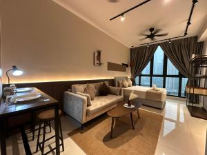 un soggiorno con un divano e un tavolo di Golden Triangle Suites klcc By Majestic a Kuala Lumpur