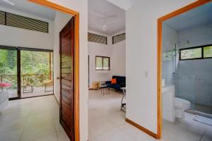 un bagno con wc e porta a vetri di Villa Wolaba a Puerto Viejo