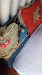 een koffer met een deken en een kussen naast een bed bij Caveira oficiall in Mairiporã