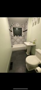 ein Badezimmer mit Toilette und Waschbecken in der Unterkunft Must-See Okemo Mountain Resort in Springfield