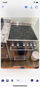 eine Küche mit Backofen und Herd in der Unterkunft Must-See Okemo Mountain Resort in Springfield