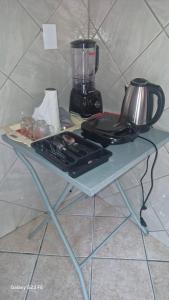 un tavolo con un frullatore sopra di esso di Refúgio baiano Ilhéus WI-FI a Ilhéus