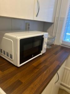 a microwave sitting on a counter in a kitchen at Lomayksiö Vääksy 34m2 in Vääksy