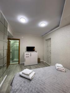 una camera da letto con un letto con due asciugamani sopra di Hotel Kalyan & Spa a Chişinău