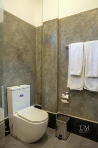 een badkamer met een wit toilet en handdoeken bij Epic Unawatuna in Unawatuna