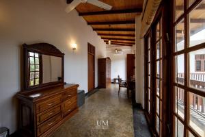 een hal met een dressoir en een spiegel in een kamer bij Epic Unawatuna in Unawatuna