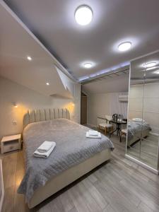 una camera da letto con un letto grande con due asciugamani sopra di Hotel Kalyan & Spa a Chişinău