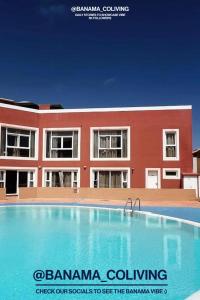 Bazén v ubytování Banama Surfhouse - Coliving Coworking & Yoga nebo v jeho okolí