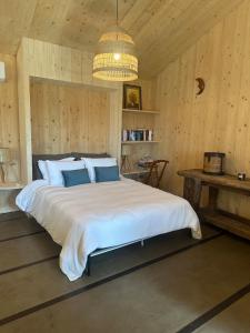 Giường trong phòng chung tại Grange rénovée