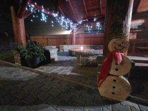 een sneeuwpopbeeld in een verlichte kamer bij Dió vendégház in Praid